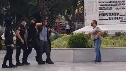 Atatürk heykeline çekiçle saldırıya gözaltı