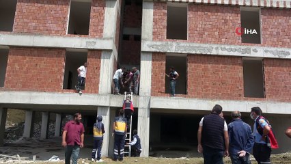 - 11 kattan düşerek ölen babasının başında gözyaşları döktü