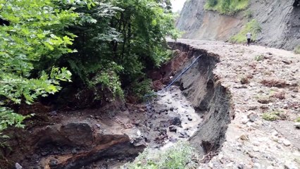 SAKARYA/BOLU - Kuvvetli sağanak nedeniyle bazı yollarda çökme oluştu