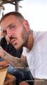 M. Pokora se régale dans un restaurant à St Tropez. Juillet 2021