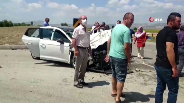 Otomobil buğday yüklü traktörle çarpıştı: 6 yaralı