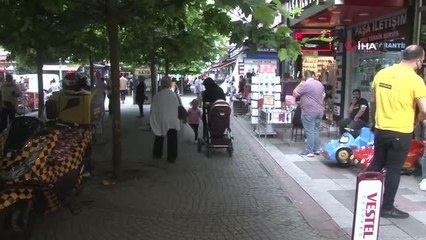 Dalgın baba bebeği arabasından düşürdü, o anlar kameraya böyle yansıdı