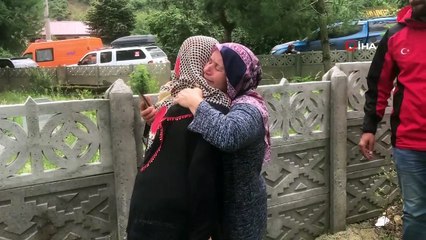 Mahsur kaldığı alandan kepçe ile kurtarılan kadın, gözyaşlarını tutamadı