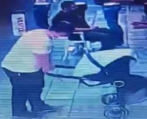 GÜNGÖREN'DE BABANIN BEBEK ARABASINDAKİ BEBEĞİ DÜŞÜRDÜĞÜ ANLAR KAMERADA