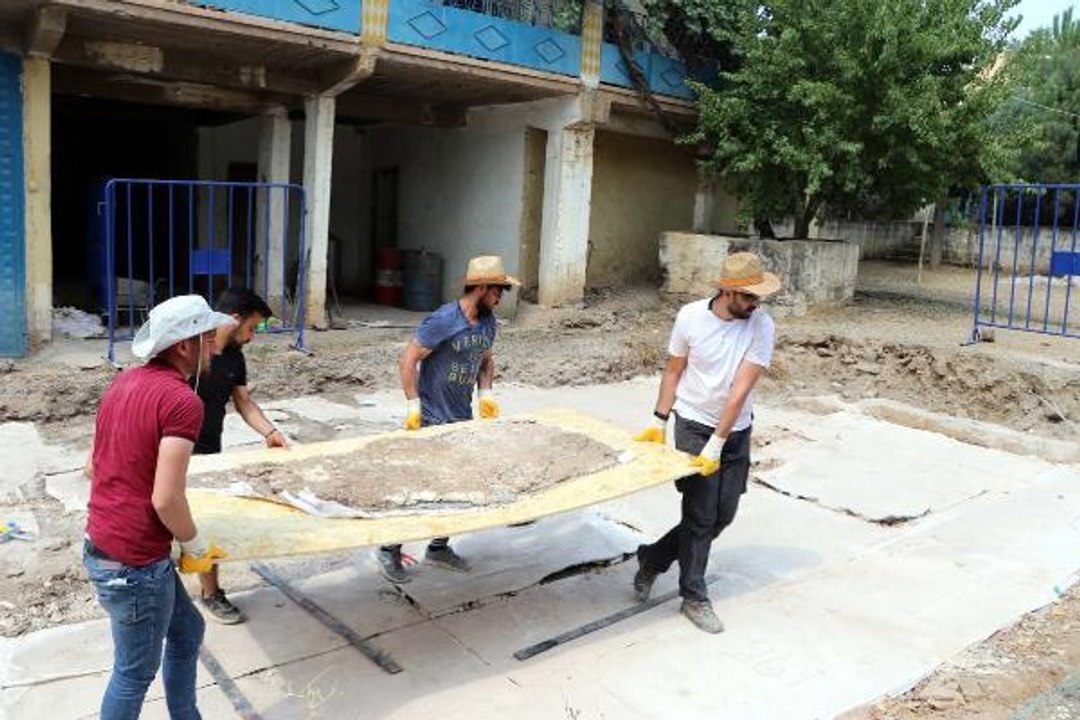 KAÇAK KAZIDA BULUNAN MOZAİKLER PARÇALAR HALİNDE ZEUGMA MÜZESİ'NE TAŞINIYOR