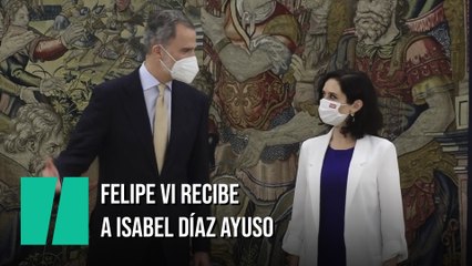 Download Video: Felipe VI recibe a Ayuso y es casi imposible no fijarse en lo que hay al fondo de la imagen