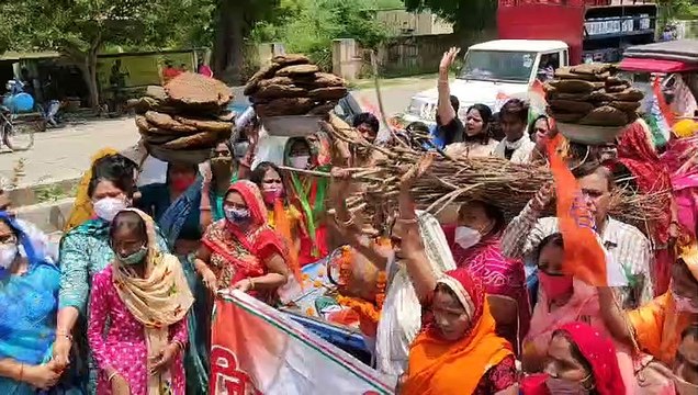 महंगाई के खिलाफ अलवर के कांग्रेस का हल्ला बोल, महिला कार्यकर्ताओं ने निकली एलपीजी सिलेंडर की अर्थी, देखें वीडियो