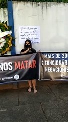 Com coroa de flores, professores fazem ato em frente ao NRE de Umuarama