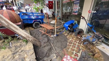 Müşterisini traş ederken dehşeti yaşadı: Sel sularına kapılmaktan son anda kurtuldular