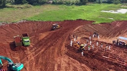 En Indonésie, un cimetière débordé par les victimes du Covid
