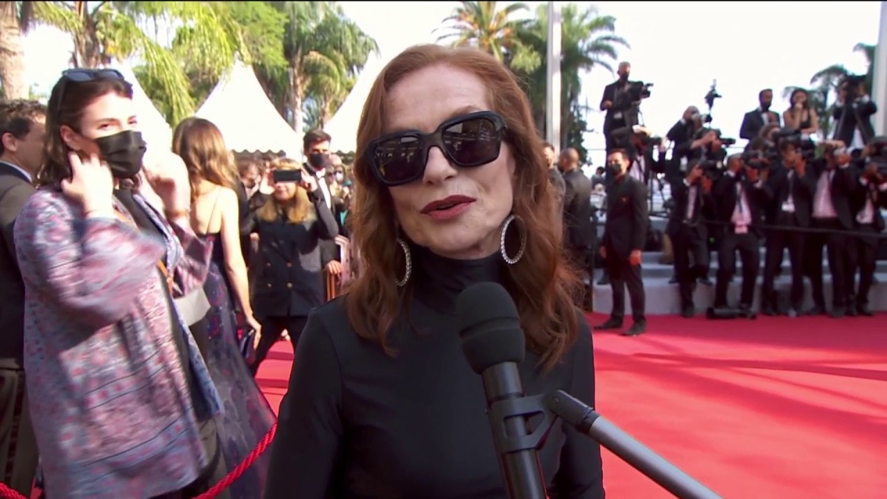 Isabelle Huppert arrive sur le Tapis Rouge - Cannes 2021