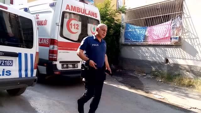 Kendini odaya kilitleyen bıçaklı kişiyi polis ikna etti