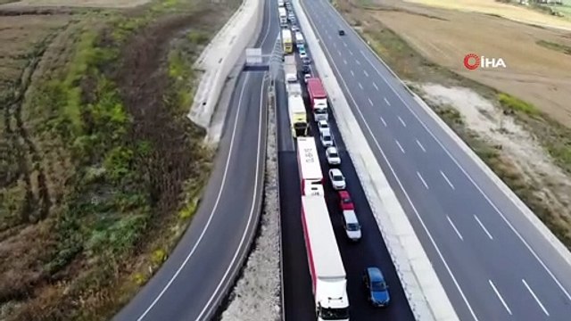 Viraja hızlı giren tırdaki jeneratörler yola savruldu