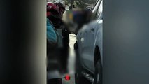 Vídeo flagra motociclista riscando carro parado no semáforo em Itajaí