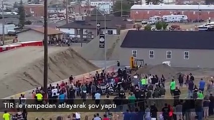 TIR ile rampadan atlayarak şov yaptı