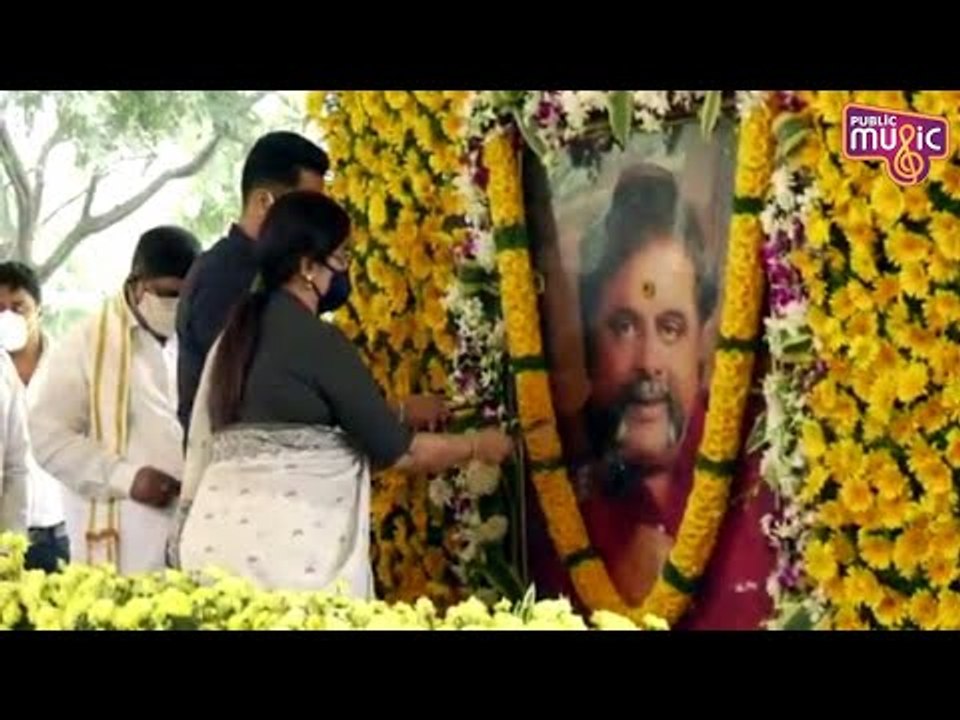 ಅಂಬರೀಶ್ ಸಮಾಧಿಗೆ ಪೂಜೆ ಸಲ್ಲಿಸಿದ ಸುಮಲತಾ, ಅಭಿಷೇಕ್ | Sumalatha Ambareesh | Abhishek Ambareesh