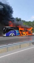 MOTORU TUTUŞAN YOLCU OTOBÜSÜ KÜL OLDU, ALEVLER ORMANA SIÇRADI