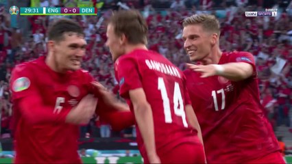 Quel coup-franc magique signé Damsgaard !