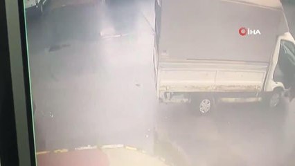 Ataşehir'de yayanın ölümden kıl payı kurtulduğu kaza kamerada