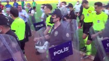 Maçın bitiş düdüğü ile saha karıştı, polis olaya müdahale etti