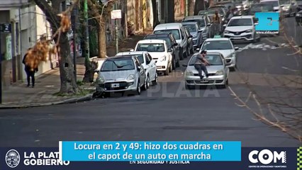 Locura en 2 y 49: hizo dos cuadras en el capot de un auto en marcha