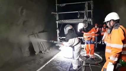 Travaux sur la ligne des horlogers : bétonisation de la paroi du tunnel de Remonot