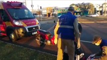 Mulher fica ferida em colisão entre carro e moto na Avenida Tancredo Neves