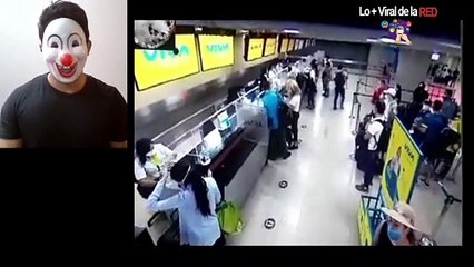 Pasajero Enfurecido Destruyo las Pantallas de Informacion de Aeropuerto de Cartagena Colombia