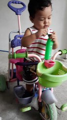 Playing sa bike ni dodoy.