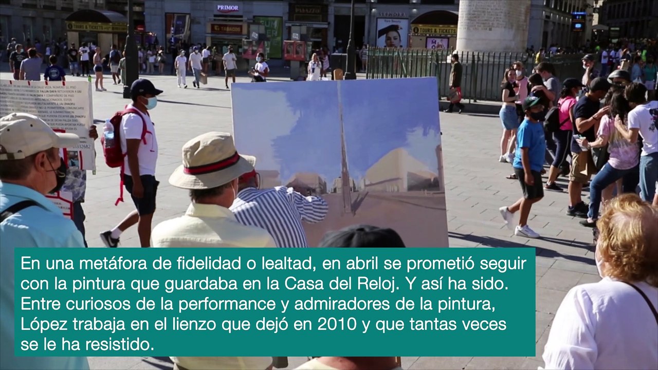 Antonio López vuelve a pintar en la Puerta del Sol para completar un cuadro inacabado que empezó hace 11 años.