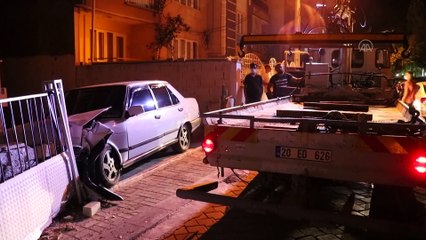 DENİZLİ - Çarptığı bahçe kapısına sıkışan otomobilin sürücüsü aracı terk edip kaçtı