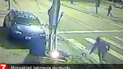 Motosikleti tekmeyle durdurdu