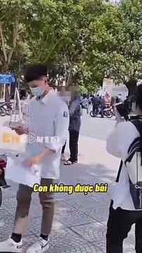 Nữ sinh khóc nấc sau bài thi, cái ôm của bố khiến tất cả tan chảy
