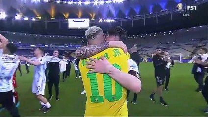 Pelukan  Messi dan Neymar usai Final Copa America