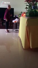 Xúc động khoảnh khắc cụ bà gọi người chồng đã khuất dậy ăn cơm
