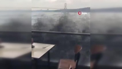 Son dakika haber | Üsküdar'da savaş gemilerinin oluşturduğu sert dalgalar kafeyi sular altında bıraktı