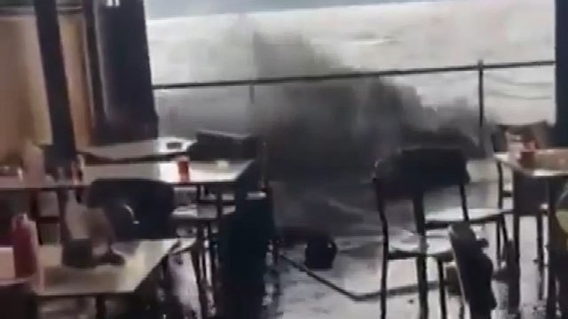 Boğazdan geçen savaş gemilerinin dalgası kafe ve balıkçıları vurdu
