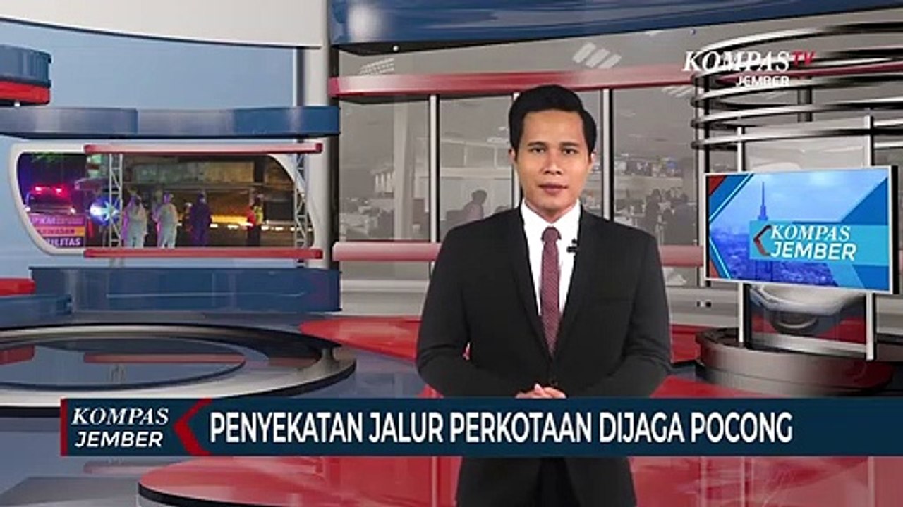 Penyekatan Jalur Perkotaan di Malam Hari Dijaga Polisi Berpakaian Pocong