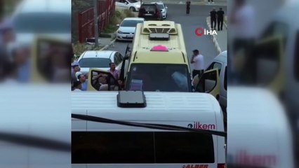 Düğün konvoyunu bırakıp minibüs şoförünü dövdüler