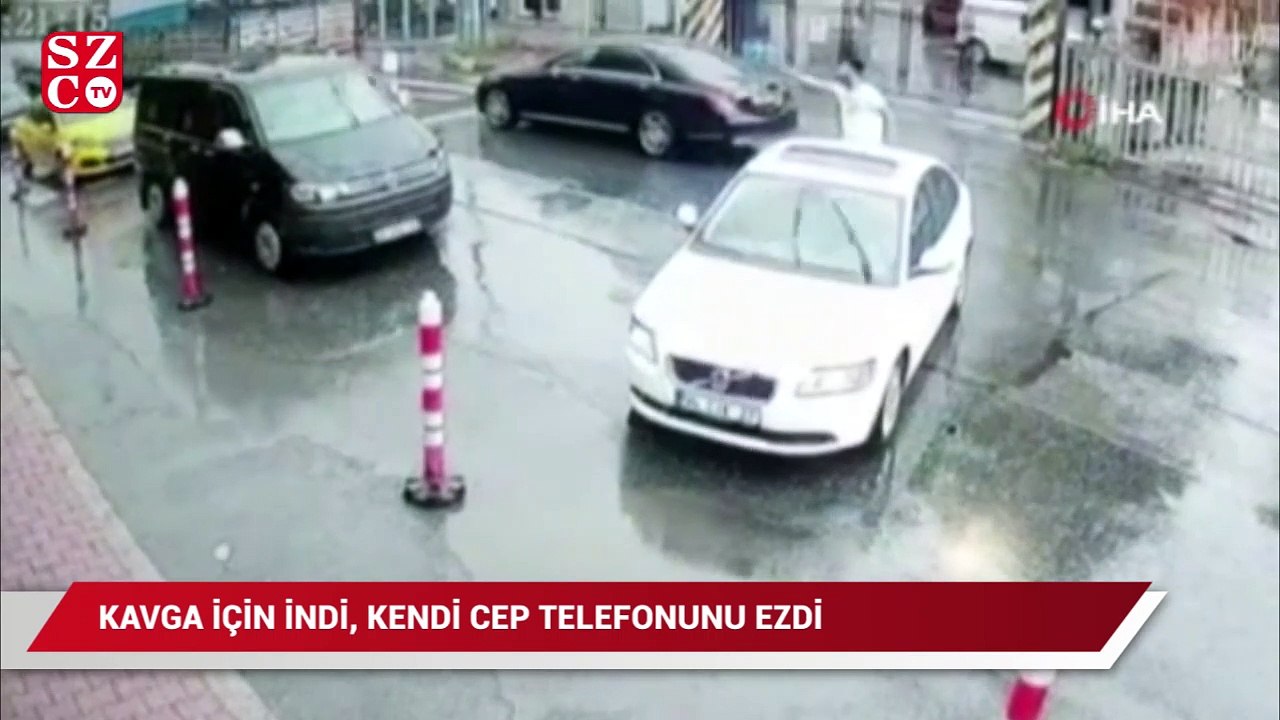 Hışımla aracından indi, düşürdüğü telefonun üzerinden geçti