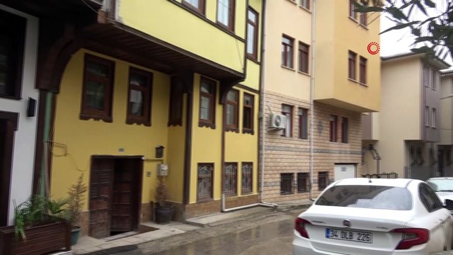 Sıcaktan açık bırakılan pencereye tırmanıp içeri girdi, evdeki cep telefonlarını çalıp böyle kaçtı