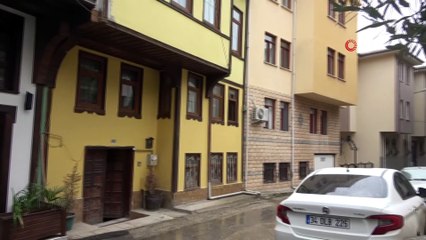 Sıcaktan açık bırakılan pencereye tırmanıp içeri girdi, evdeki cep telefonlarını çalıp böyle kaçtı