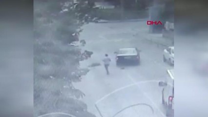 OTOMOBİLİN KADINA ÇARPMA ANI GÜVENLİK KAMERASINA YANSIDI