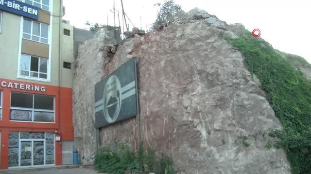 Şehrin göbeğinde düşmeye yakın olan kaya parçaları, yürekleri ağızlara getiriyor