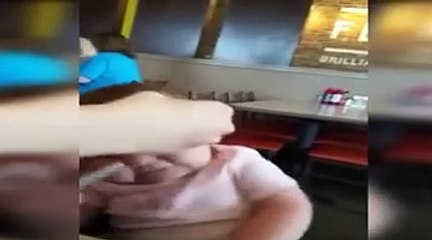 Yeni gözlüğü olan bebeğin sevinci