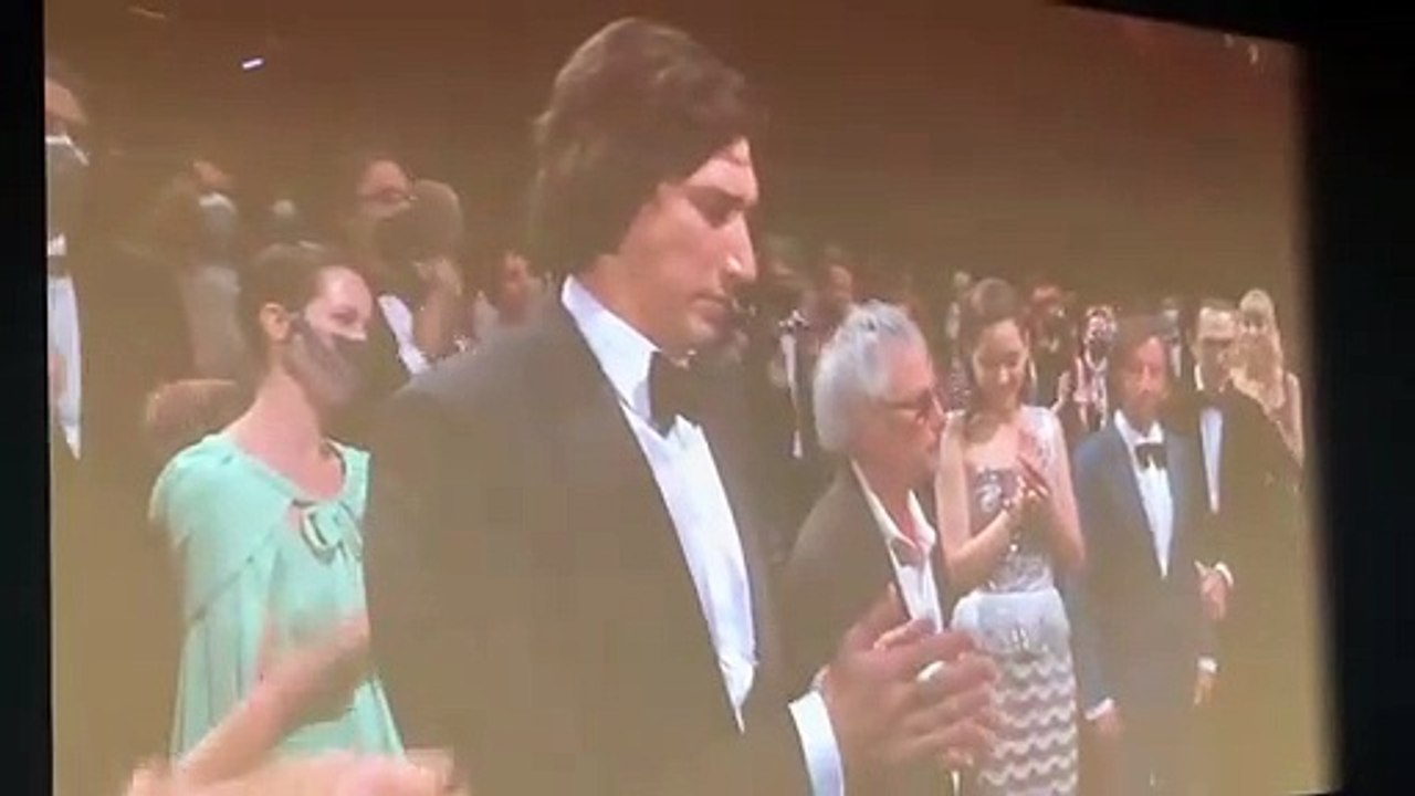 Adam Driver fume une cigarette dans le palais des festivals de Cannes
