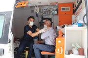 Sağlık ekipleri kahvehaneleri dolaşarak ikna ettikleri vatandaşlara Kovid-19 aşısı yapıyor
