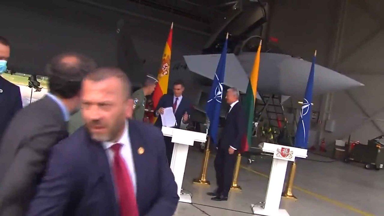 Salta la alarma por un avión militar no identificado justo cuando Sánchez iba a tomar la palabra y tienen que desalojarlos rápidamente.