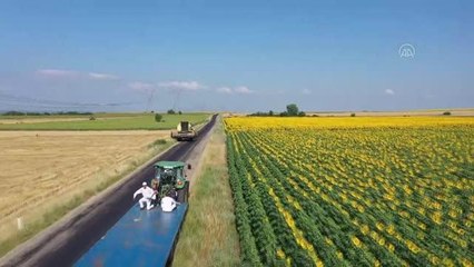 Okul müdürü, öğrencilerine destek için balya işçisi velilerle çalıştı