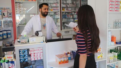 Nazım Hikmet'in dizelerinden etkilenen eczacı, 2 bin 85 liralık aşıyı ücretsiz yapmaya başladı